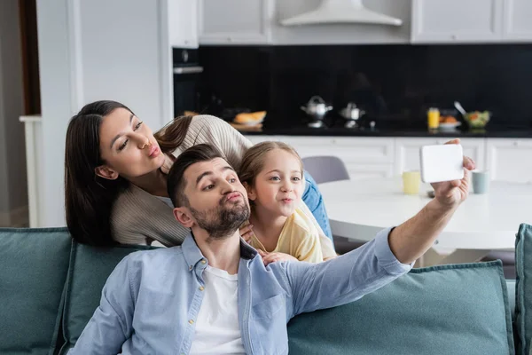 Pais Com Filha Amuada Lábios Tomar Selfie Telefone Móvel Casa — Fotografia de Stock