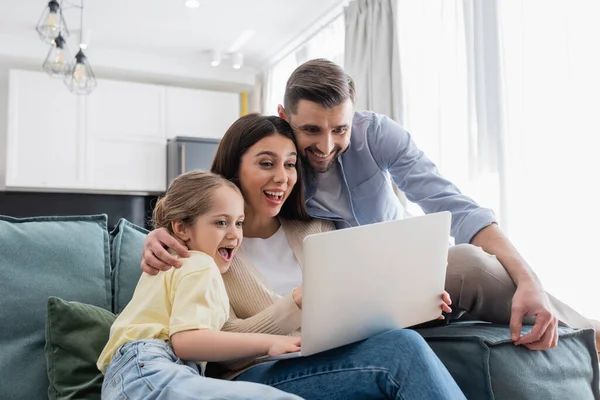 Upphetsad Par Med Dotter Tittar Film Laptop Hemma — Stockfoto