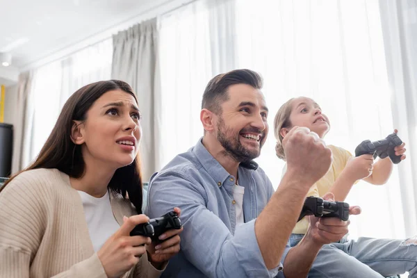 Quiiv Ucrânia Abril 2021 Homem Alegre Mostrando Gesto Triunfal Enquanto — Fotografia de Stock