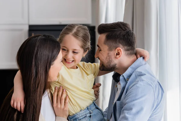 Feliz Padres Sosteniendo Alegre Hija Manos Casa —  Fotos de Stock