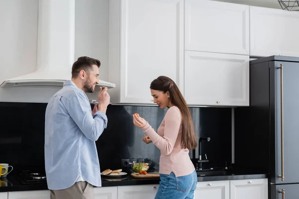 Cheerful Man Holding Saucepan Lid Happy Wife Preparing Breakfast — Stock Photo, Image