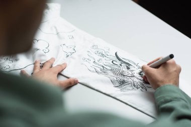 Geleneksel kimono çizimi yapan bulanık moda tasarımcısının bulanık görüntüsü