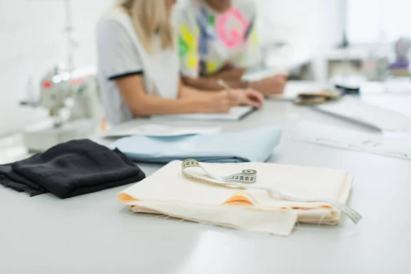 Foco Seletivo Amostras Tecido Fita Métrica Perto Designers Moda Borrada — Fotografia de Stock