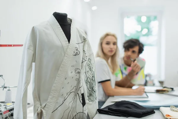 Diseñadores Borrosos Mirando Kimono Con Dibujo Tradicional Maniquí Sastrería — Foto de Stock