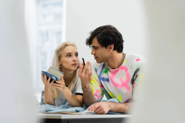 Elegante Diseñador Hablando Con Colega Celebración Paleta Colores Atelier Borrosa — Foto de Stock