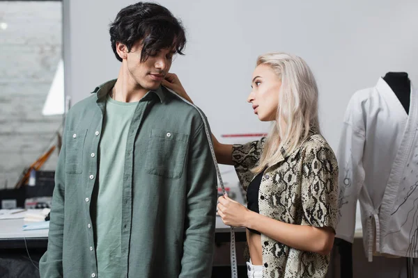 Blonde Dressmaker Measuring Young Client Fashion Workshop — Stock Photo, Image