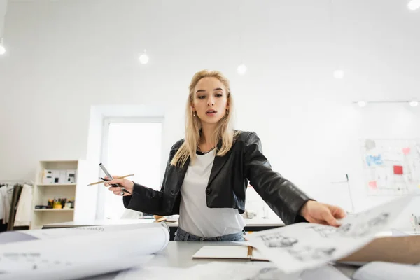 Stijlvolle Modeontwerper Met Potloden Vilten Pen Werkend Met Tekeningen Werkplek — Stockfoto