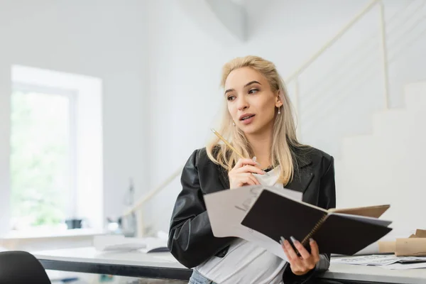 Durchdachte Modedesignerin Mit Bleistift Notizbuch Und Zeichnung Schneiderei — Stockfoto