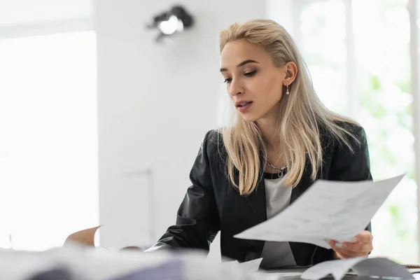 Blonde Fashion Designer Working Atelier Blurred Foreground — Stock Photo, Image