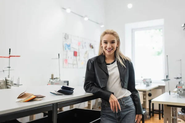 Alegre Diseñador Moda Mirando Cámara Cerca Muestras Color Taller — Foto de Stock