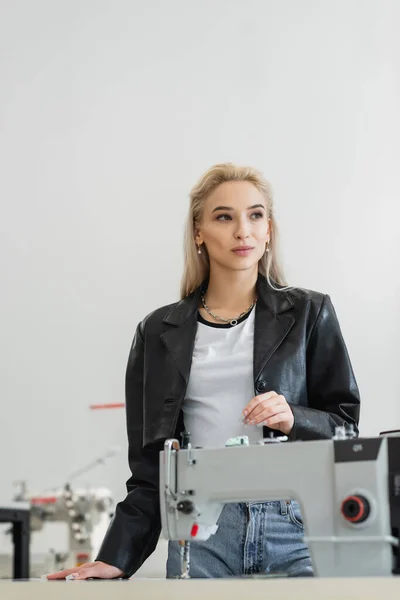 Young Fashion Designer Looking Away Sewing Machine — Stock Photo, Image