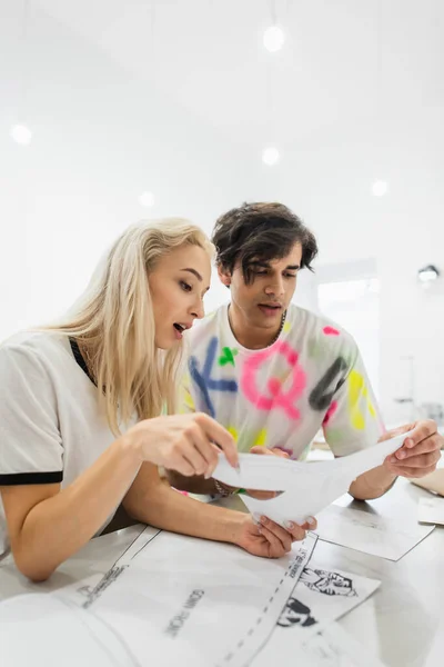 Noen Designere Som Ser Symønster Mens Snakker Atelier – stockfoto