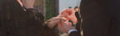 részleges kilátás férfi visel gyűrű ujján barátnő szabadban, banner