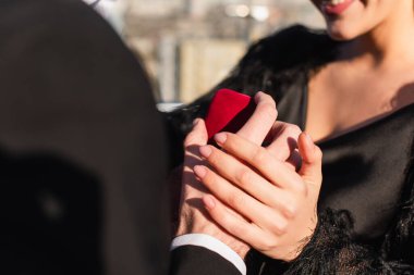 Erkeklerin açık havada kadınlara evlenme teklif ettiği görüntüler. 