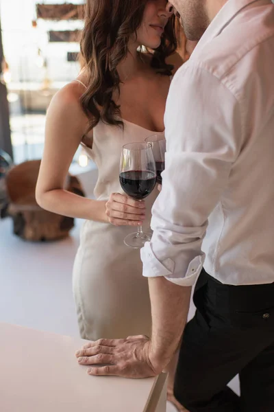 Ayakta Duran Ellerinde Kırmızı Şarap Kadehleri Olan Çiftler — Stok fotoğraf