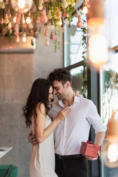 Happy Man Holding Red Gift Box Cheerful Girlfriend Slip Dress — Stockfoto