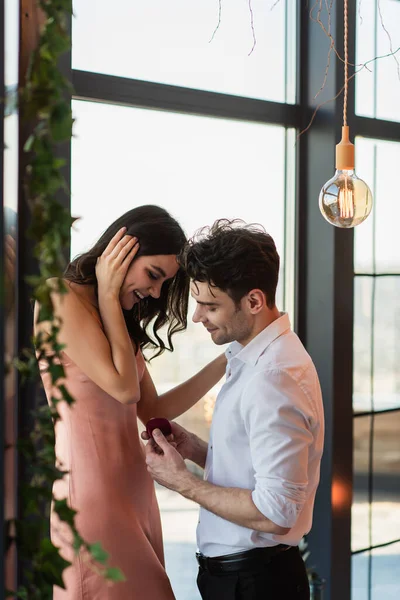 Homem Feliz Fazendo Proposta Para Namorada Vestido Deslizamento — Fotografia de Stock