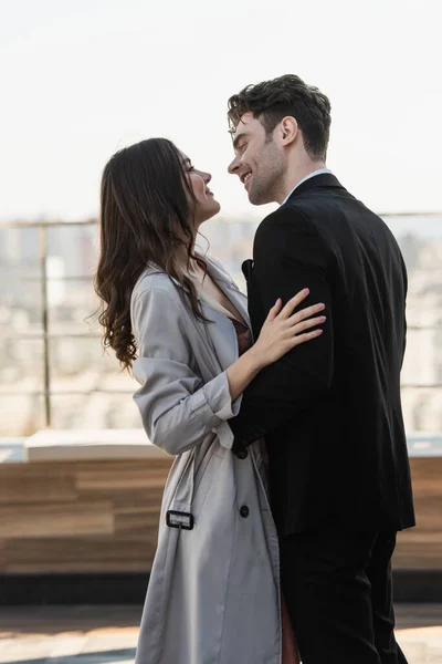 Uomo Allegro Donna Felice Che Guarda Mentre Abbraccia Sulla Terrazza — Foto Stock