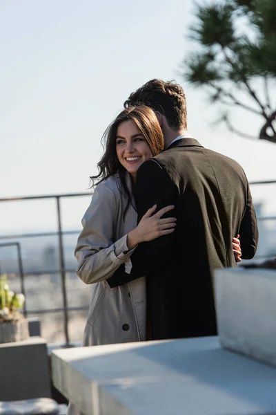 Uomo Che Abbraccia Donna Allegra Cappotto Sulla Terrazza — Foto Stock