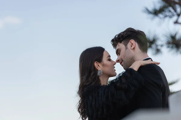 Vista Laterale Uomo Donna Pelliccia Sintetica Giacca Abbracciando Contro Cielo — Foto Stock