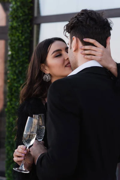 シャンパンを飲みながら外でキスする男と女 — ストック写真