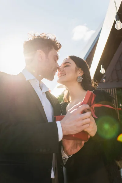 結婚記念日にキスする幸せなカップルの低い角度の眺め — ストック写真