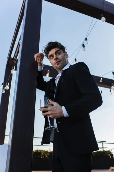 Low Angle View Elegant Man Suit Holding Glass Red Wine — Stock Photo, Image