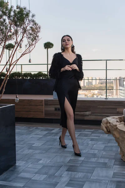 Longitud Completa Mujer Joven Elegante Vestido Deslizamiento Negro Chaqueta Piel — Foto de Stock