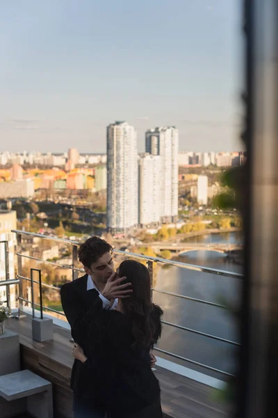 Uomo Baciare Donna Sul Tetto Del Ristorante — Foto Stock