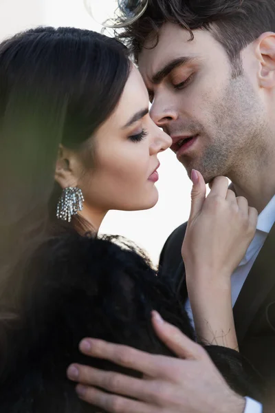 Woman Faux Fur Jacket Touching Chin Man Terrace — Stock Photo, Image