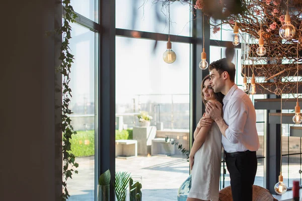 Man Shirt Hugging Smiling Woman Slip Dress Restaurant — Stockfoto
