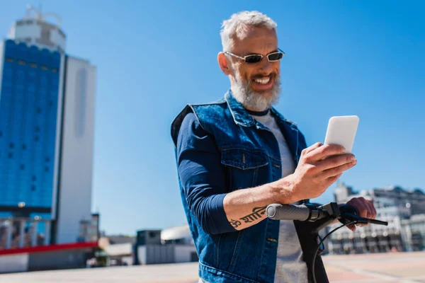 Fröhlicher Und Reifer Mann Nutzt Smartphone Der Nähe Von Scooter — Stockfoto