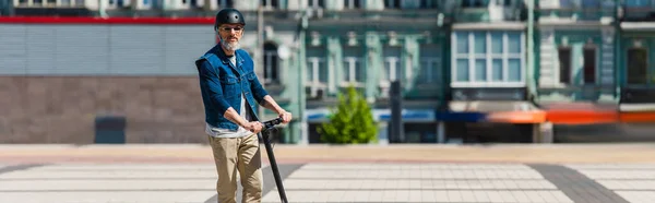 Mature Man Sunglasses Helmet Riding Scooter Urban City Banner — Stockfoto