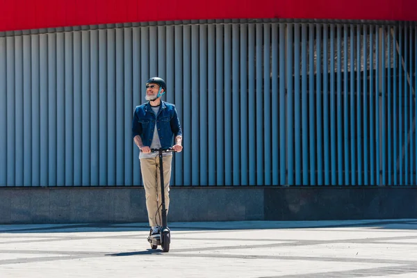 Full Length Joyful Mature Man Helmet Sunglasses Riding Electric Scooter — Zdjęcie stockowe