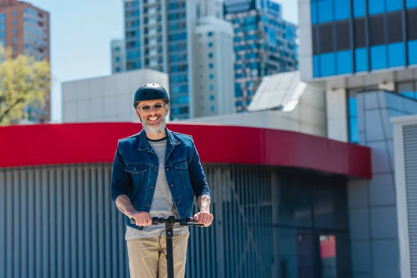 Smiling Middle Aged Man Helmet Sunglasses Riding Electric Scooter Street — Stok fotoğraf