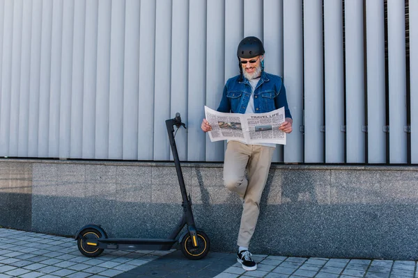 Full Length Happy Mature Hipster Helmet Sunglasses Reading Travel Life — Stock Fotó