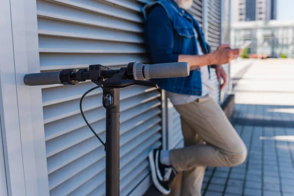 Cropped View Blurred Mature Man Using Smartphone Scooter — Foto Stock