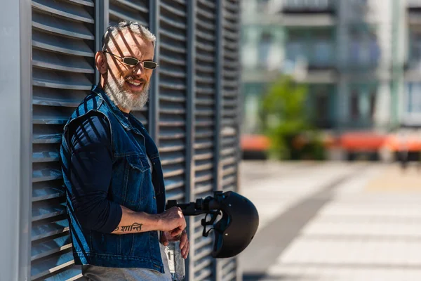 Bärtiger Mann Mittleren Alters Mit Sonnenbrille Lächelt Und Hält Eine — Stockfoto