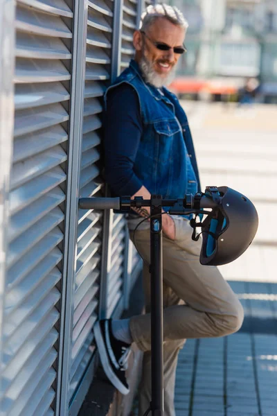 Verschwommener Mann Mittleren Alters Mit Sonnenbrille Lächelt Der Nähe Von — Stockfoto