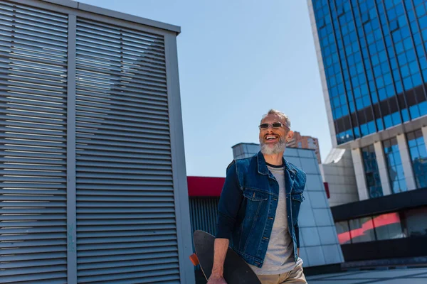 Радісний Чоловік Середнього Віку Сонцезахисних Окулярах Тримає Дошку Міській Вулиці — стокове фото