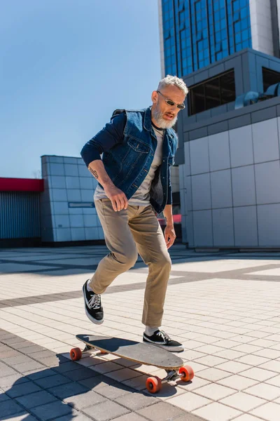 Full Length Tattooed Middle Aged Man Sunglasses Riding Longboard Urban — Stok fotoğraf
