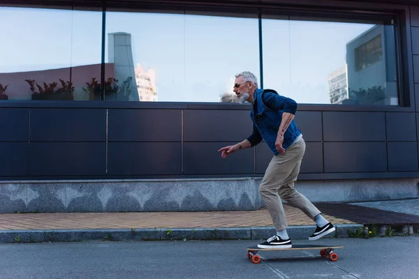 Side View Mature Man Riding Longboard Urban Street — Stock fotografie