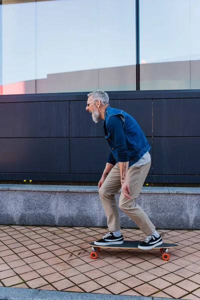 Full Length Excited Man Open Mouth Riding Longboard Urban Street — Fotografia de Stock