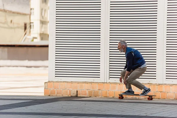 Side View Positive Middle Aged Man Riding Longboard Urban Street — Stock Photo, Image