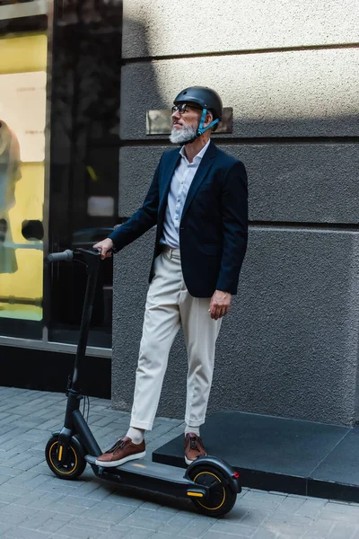 Full Length Mature Businessman Blazer Helmet Standing Scooter — Φωτογραφία Αρχείου