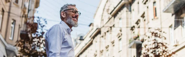 Low Angle View Smiling Middle Aged Man White Shirt Street — Stock fotografie