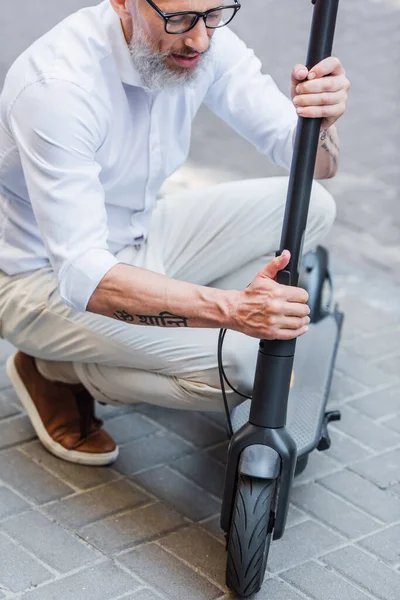 Middle Aged Man Glasses Adjusting Electric Scooter Street — Foto Stock