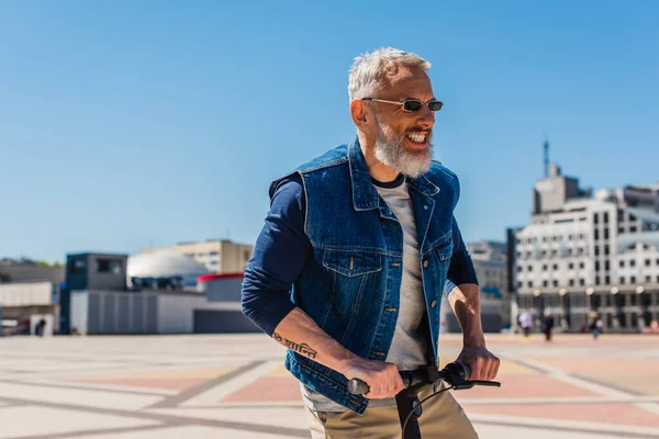 Fröhlicher Mann Mit Sonnenbrille Fährt Elektroroller Urbaner Stadt — Stockfoto