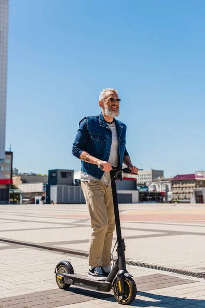 Full Length Cheerful Man Sunglasses Riding Electric Scooter Urban City — Stock Photo, Image