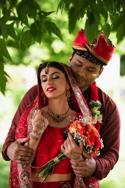 Indian Married Couple Closed Eyes Traditional Clothes Standing — Stock Photo, Image